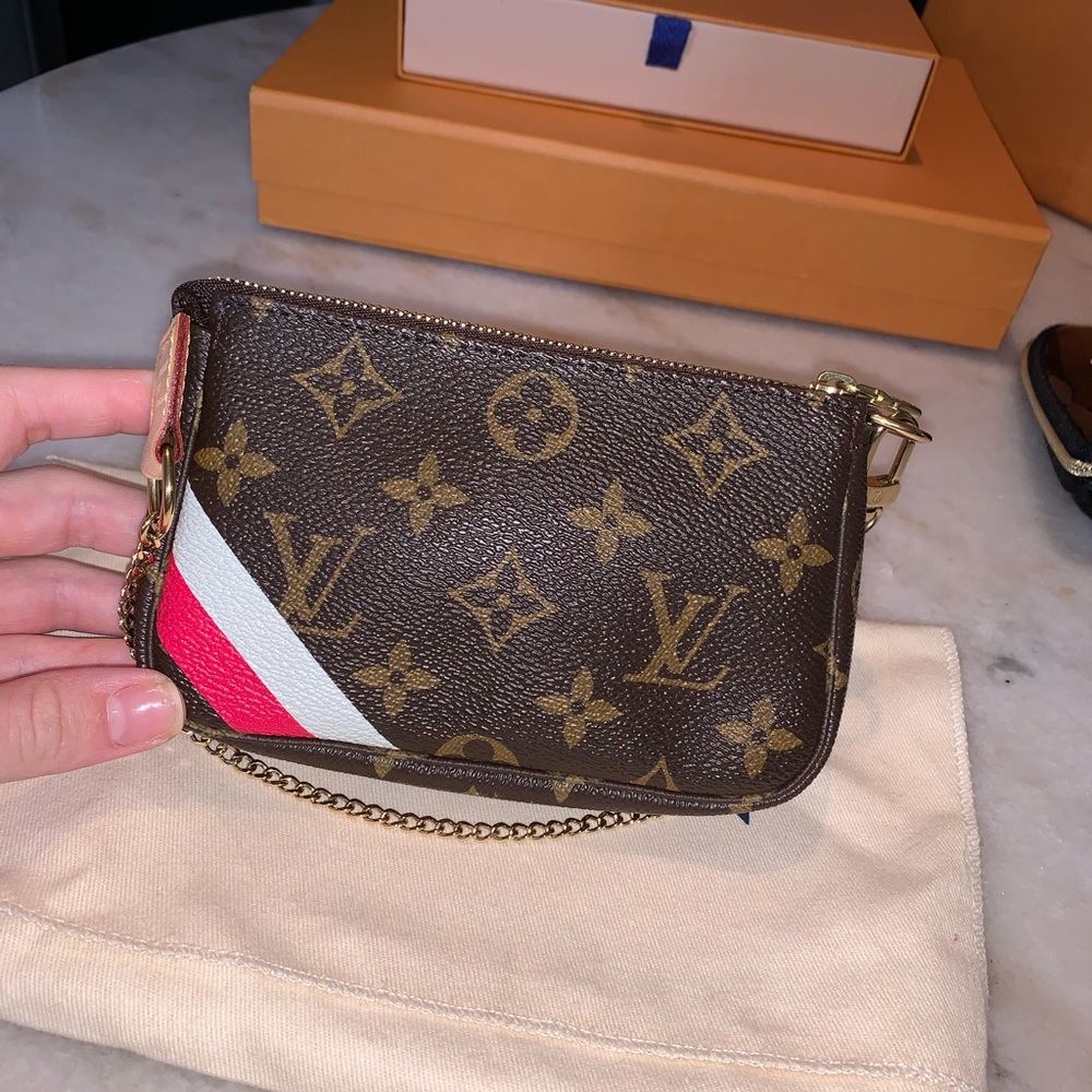 LV mini pochette